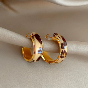 Pendientes de aro con estampado de leopardo, joyería de latón, chapados en oro - Product Image 4