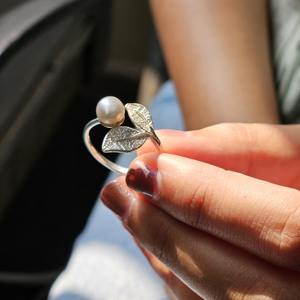 Bague ajustable en argent sterling 925, légère, avec perle d'eau douce, design feuille, élégante, stylée, accessoire de bijouterie unisexe - Product Image 1
