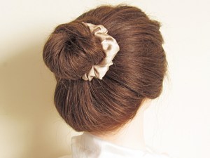 Chouchous en soie Cravate pour cheveux en soie pour petite amie Demoiselle d'honneur Élastique pour cheveux en soie Chouchou recyclé beige - Product Image 6