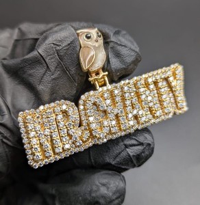 Colgante de Lujo con Letra Inicial Personalizada, Incrustado con Moissanita VVS de Corte Redondo, en Plata de Ley 925 con Baño de Rodio - Product Image 1