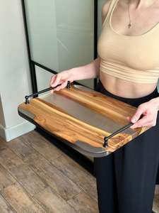 Plateau de service élégant en bois de noyer avec feuille d'or et résine époxy noire, poignées en métal mat, plateau de charcuterie de luxe, plat de cuisine - Product Image 4