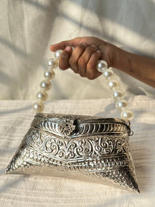 Bolso de Mano de Plata Ornamentado Hecho a Mano en India, Bolso de Mano de Latón con Adornos de Perlas, Bolso de Lujo de Diseñador para Mujer, para Bodas y Fiestas - Product Image 2