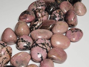 หินโรโดไนต์ทรงรีขัดเงา คุณภาพดีที่สุด เป็นมิตรกับสิ่งแวดล้อม สีชมพู-ดำ คริสตัลบำบัดสำหรับเรกิ การทำสมาธิ และพลังงาน - Product Image 3