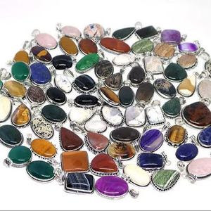 Pendentif vintage à fermoir avec pierres mélangées et laiton MANGALMAY CORPORATION, vente en gros - Product Image 1