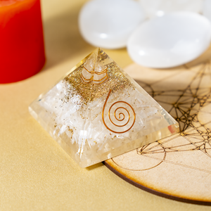 Pyramide de guérison en sélénite naturelle premium avec pointe de cristal pour la méditation et la décoration - Product Image 4