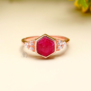 Anillo de bodas de plata de ley 925 OEM fino único al por mayor piedra preciosa semipreciosa rubí corte Hexagonal para fiestas - Product Image 1