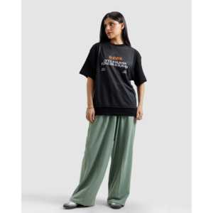 เสื้อยืดถักโพลีเอสเตอร์ 100% แขนกุด ทรงเข้ารูป ระบายอากาศได้ดี  แบบครอป  ผ้าตาข่าย  ดีไซน์โลโก้แบบเรียบ  ย้อมสีแบบ Garment Dyed - Product Image 2