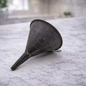 Entonnoir en métal robuste pour un transfert de liquide rapide et sans déversement, conception à large ouverture, idéal pour le garage, l'atelier, la cuisine et l'usage domestique - Product Image 5