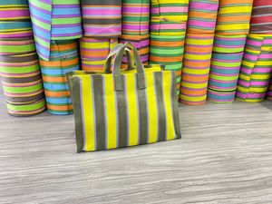 Bolsa de compras a rayas tejida de plástico con cremallera reutilizable personalizada ecológica, bolsas de cosméticos recicladas hechas a mano para uso en la playa - Product Image 2