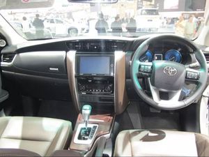 Toyota Fortuner GX SUV d'occasion, 7 places, toutes options, sans accident et garantie, 100% parfaitement fonctionnel, sans accident - Product Image 3