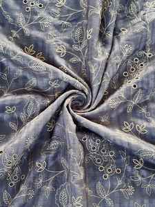 Sari de Seda Pura para Mujer con Hermoso Trabajo de Hilo a Mano, Diseño Floral Elegante y Borde Calado - Product Image 3