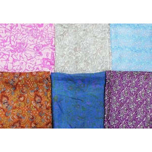Pañuelos Cuadrados Pequeños de Mezcla de Seda con Estampado Floral - Product Image 1