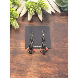 Boucles d'oreilles pendantes Navajo en or 18 carats et argent sterling avec pierres multicolores, grappes de perles de quartz corail, plaqué or - Product Image 1