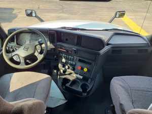 BEST-SELLER - VENTE FLASH - Camion semi-remorque LT625 2020 avec cabine couchette - Cabine couchette de 72 pouces, 450 CV, boîte automatique 12 vitesses, livraison gratuite dans le monde entier - Product Image 2