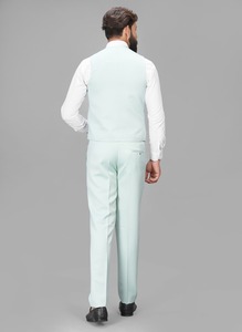 Costume ajusté bleu ciel de haute qualité pour les conférences d'affaires, les présentations et les rassemblements formels, disponible à la vente - Product Image 4