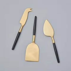 Juego de Cuchillos para Queso con Mango de Madera, Tres Piezas, Acero Inoxidable, Elegante Kit de Servicio Gourmet para Cocina y Comedor - Product Image 5