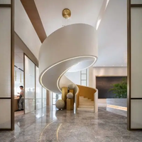 Gebogene Bogen-Treppe mit Stahlgeländer, Innentreppe mit Metallgeländer, Massivholzstufen aus Eiche, Weiße Wendeltreppe mit Glas- und Marmorstufen