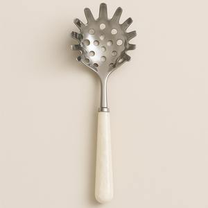 Serveur de pâtes martelé avec poignée en résine de vadrouille à crème cuillère à spaghetti fendue en acier inoxydable élévateur de nouilles ustensile de cuisine élégant - Product Image 4