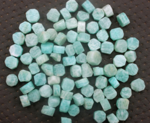 25 piezas de piedras preciosas sueltas de amazonita naturales de 8-10 MM sin pulir cristales extraídos de tierra cruda piedras curativas sin procesar - Product Image 2