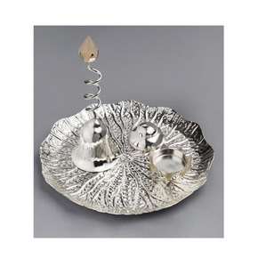 Venta caliente moderna única decoración del hogar forma redonda bandeja de Metal con diseño de hoja grabado Color plata para el hogar Hotel y restaurantes - Product Image 1