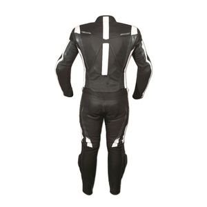 Traje de moto de cuero genuino para hombre de estilo dinámico con diseño aerodinámico y paneles ventilados para montar en clima cálido - Product Image 6