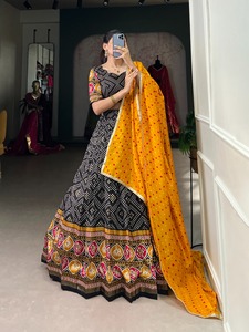 Lehenga Choli magnifiquement imprimé avec travail de tissage Zari disponible en vrac quantité soie Lehenga Choli pour la vente à l'exportation - Product Image 3