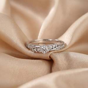 Anillo de Compromiso Jeulia con Diamante Cultivado en Laboratorio, Corte Redondo, Pavé, Diseño Bypass - Product Image 5