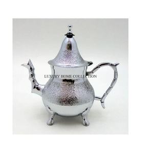 Tetera de latón pulido con un caño elegante y patrones florales intrincados perfectos para mejorar la estética de su mesa de comedor - Product Image 1