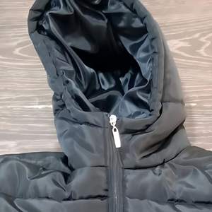 Chaqueta acolchada negra con capucha para hombre, 100% poliéster, ligera, 200 GSM, con cremallera frontal, manga larga, chaqueta informal para hombre - Product Image 4