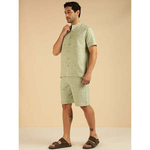 Ensemble coordonné Amanush pour homme en coton vert clair texturé, chemise à col mandarin à manches courtes et short, tenue décontractée pour l'été - Product Image 4