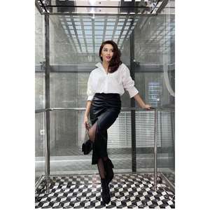 Jupe en cuir satiné noir avec détail plissé brillant – Vente en gros - Product Image 1