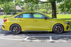 รถออดี้ RS3 Turbo ปี 2024 มือสอง สภาพดี เครื่องยนต์ 5 สูบ ขับเคลื่อน 4 ล้อ อุปกรณ์ครบครัน สีเหลืองพิธอนเมทัลลิก - Product Image 2