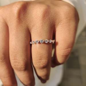 Bague demi-éternité en diamant rond, style sept pierres - Product Image 6