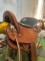 Ensemble de selle western en cuir véritable de qualité supérieure, avec monture en bois, pour la course de demi- Races, avec motifs artistiques |   Raccords en acier inoxydable façonnés à la main, sans frais supplémentaires