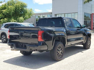 Increíble Toyota Tundra SR5 2024, Doble Cabina, Tracción Trasera, R20, Volante a la Izquierda, Tapicería en Tela Oscura, Control de Clima Automático, Faros LED, Pantalla Táctil - Product Image 4