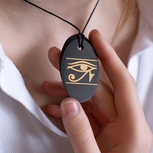 Colgante ovalado pulido de Shungita con serigrafía Ojo de Horus opción 1 1.3*2 pulgadas (34*50 mm) - Product Image 3