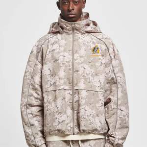 Chubasquero-Camuflaje, repelente al agua y al viento con dobladillo ajustable, capucha desmontable y ajuste recortado cuadrado - Product Image 5