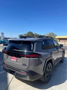 Offre Spéciale – Toyota RAV4 2.5L Hybride Luxe 4x4 d'occasion 2026 – Idéal pour les trajets urbains, les voyages en famille et le camping en montagne - Product Image 2