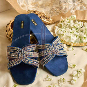 Glissière antidérapante de qualité supérieure sur mesure avec semelle extérieure en cuir véritable et doublure en velours - Design unique et marque privée - Product Image 2