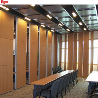 Cloison acoustique coulissante et pliante avec système de suivi omnidirectionnel