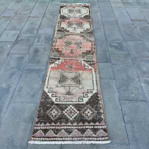 Alfombra Turca Vintage, Alfombra de 2.3x10.7 pies, Alfombra a Rayas Rojo Marrón - Product Image 1