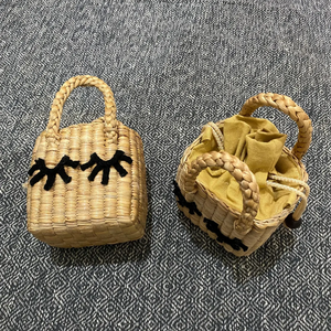 กระเป๋าโท้ทสานมือจากฟางธรรมชาติ กระเป๋าถือหวายใบเล็ก ดีไซน์ขนตาสุดน่ารัก - Product Image 3