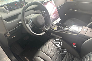 SUV électrique blanc de taille moyenne, vue avant, véhicule d'occasion, véhicule utilitaire sport électrique moderne pour les trajets urbains - Product Image 3