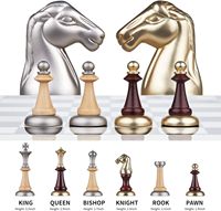 Jeu d'échecs moderne de luxe en métal Finition antique brillante Décors de table combinés polis colorés Jeu de réflexion Design de luxe lumineux
