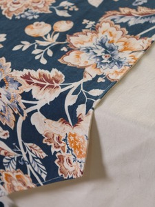 Chemin de table double couche en toile slub premium imprimé numériquement, motif floral, avec pompons, style damassé tissé, bleu floral pour salle à manger - Product Image 3
