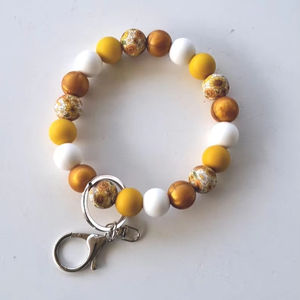 Porte-clés fait main avec perles en bois et anneau en acier inoxydable | Porte-clés coloré en perles de bois et acier inoxydable | VRNQ - Product Image 1