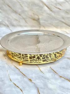 Ensemble décoratif de 3 plateaux ronds en métal finition argentée avec motif arabe doré pour recevoir, servir et offrir lors de fêtes - Product Image 3