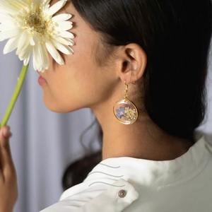 Boucles d'oreilles élégantes en résine écologique fabriquées à la main avec un motif floral botanique pour les mariages et les cadeaux, prix d'origine en Inde - Product Image 4