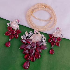 Ensemble de pendentifs en laiton plaqué or de créateur avec boucles d'oreilles et pierres en zircon pour les femmes, à porter lors de mariages et de fêtes - Product Image 1