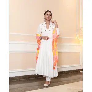 Conjunto de Traje Formal Gauri de Georgette Blanco - Product Image 6